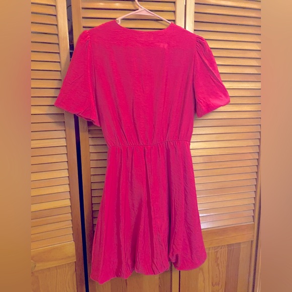 Pink Low V neck dress with short sleeves and only worn 1 Time size Small - Picture 2 of 2